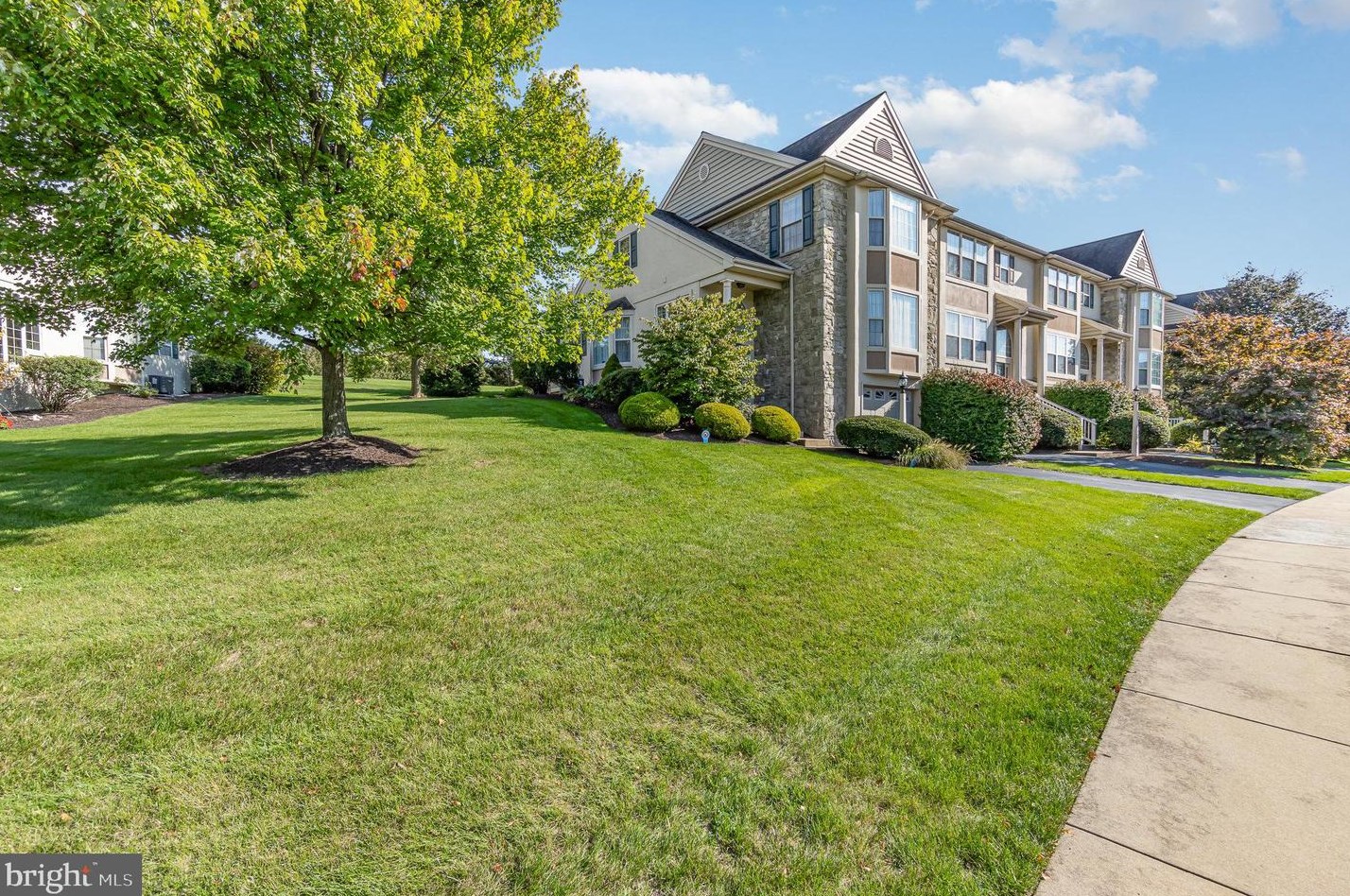 691 Royal View Dr, Lancaster, PA 17601