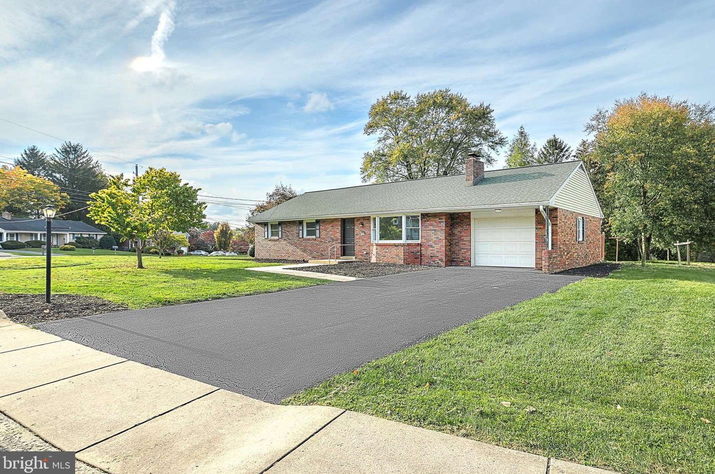 34 Wolf Rd, Akron, PA 17501-1246