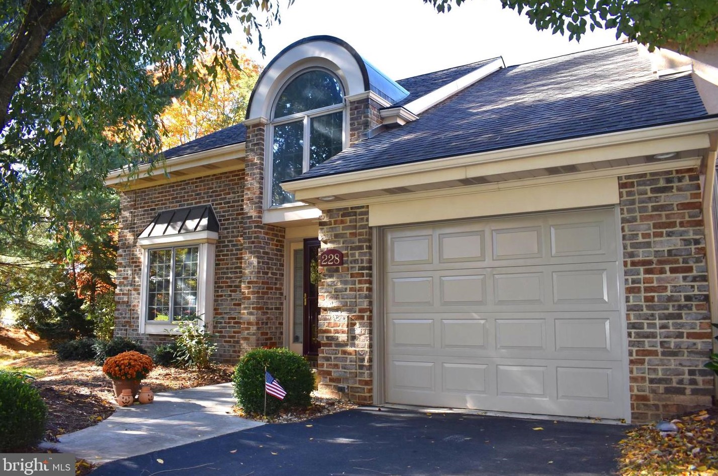 228 Willow Valley Dr, Lancaster, PA 17602