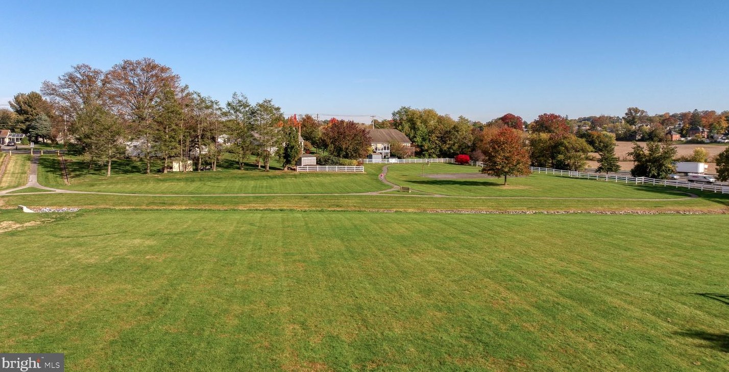 2 Spring Hill Ln, Mountville PA  17554-1062 exterior