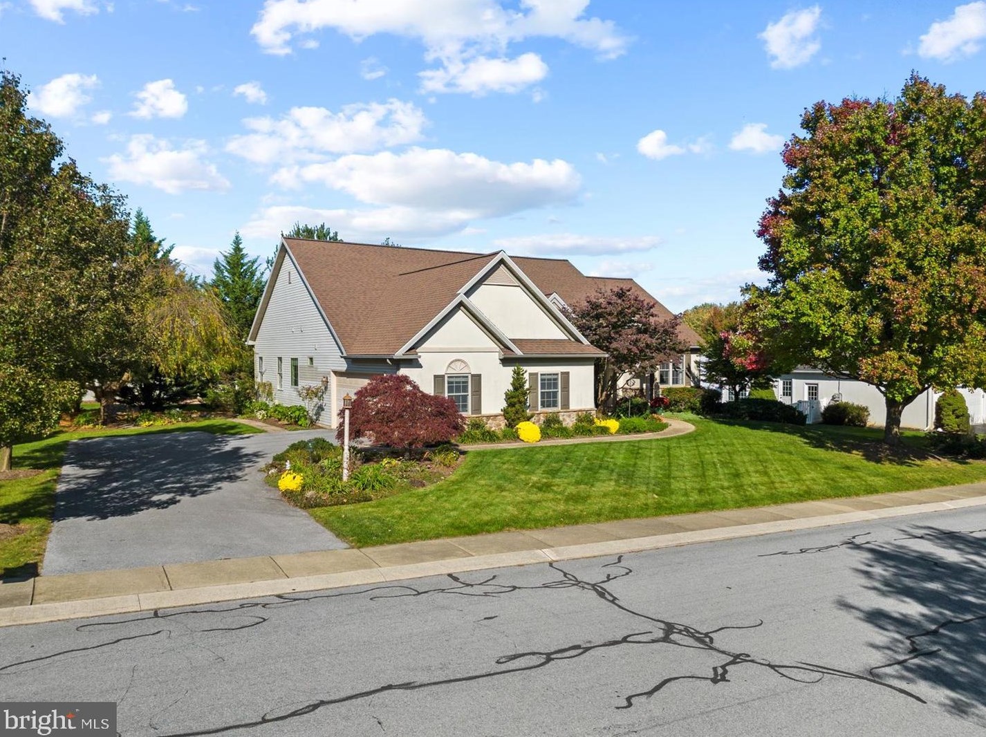 220 Round Hill Ln, Lancaster, PA 17603