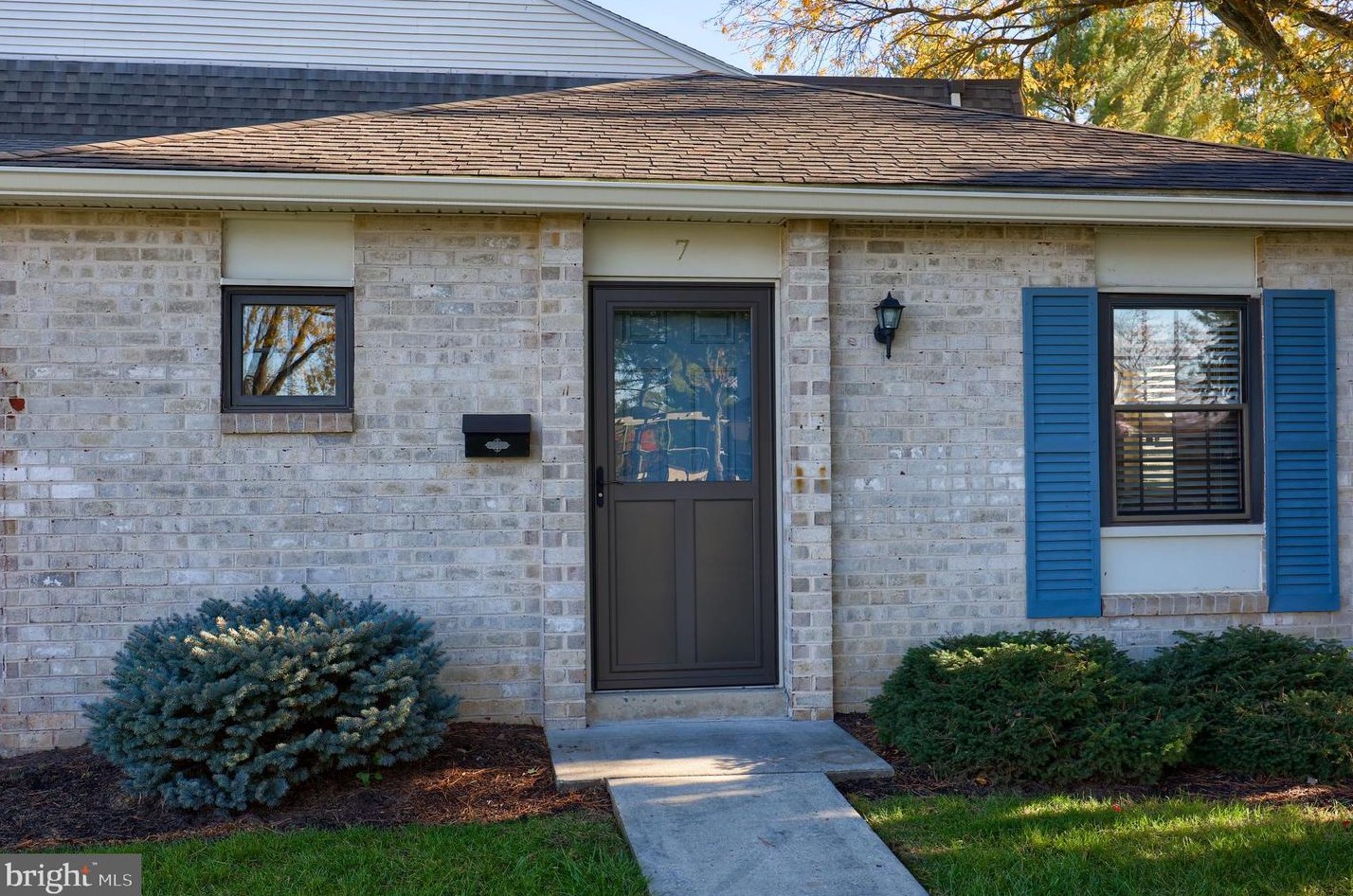 7 Valleybrook Dr, Lancaster, PA 17601