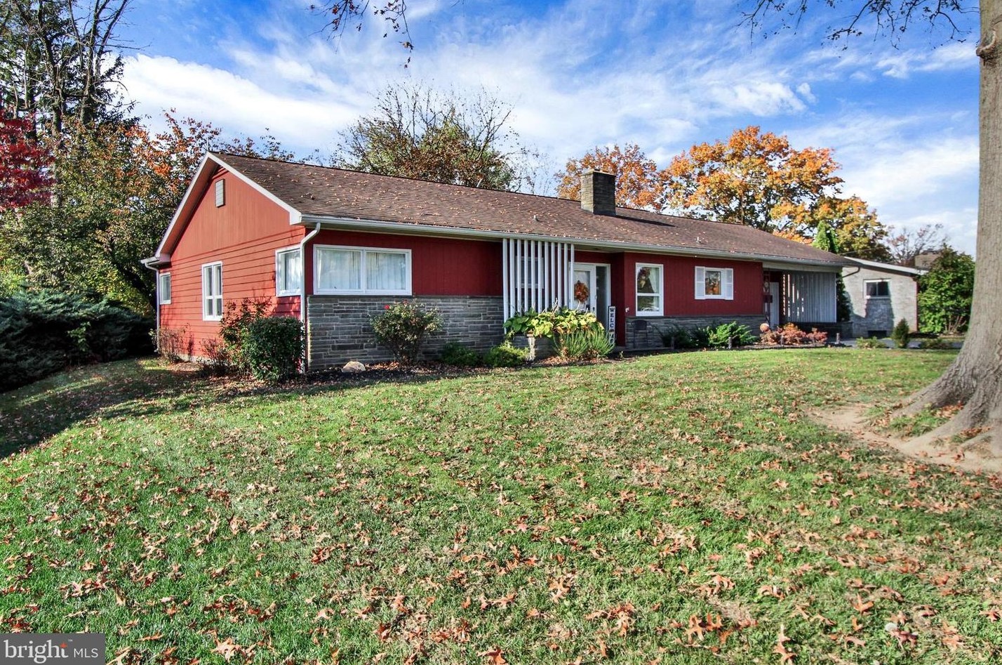 56 Ridge View Dr, Bareville, PA 17540