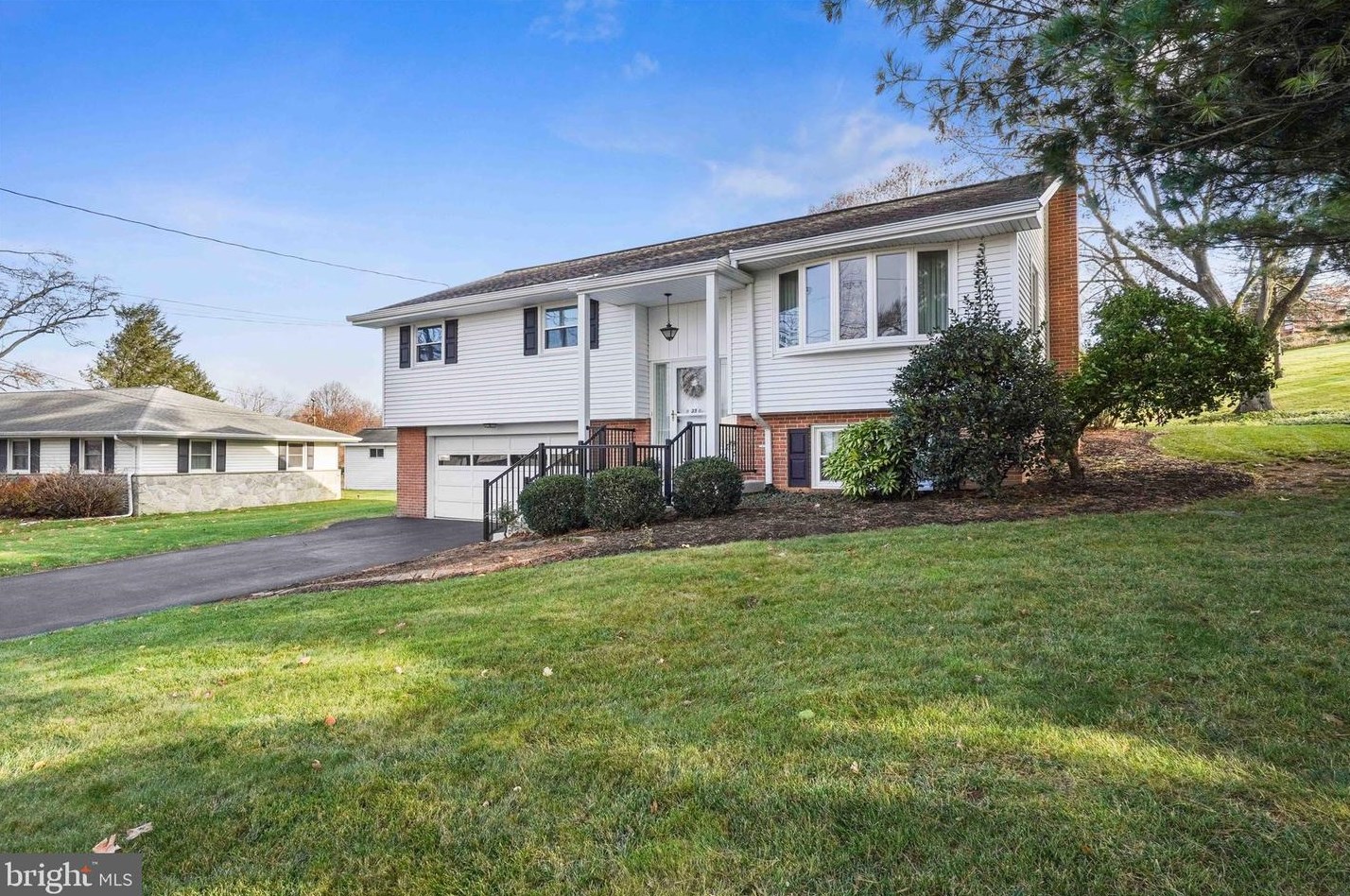35 Wolf Rd, Akron, PA 17501-1245