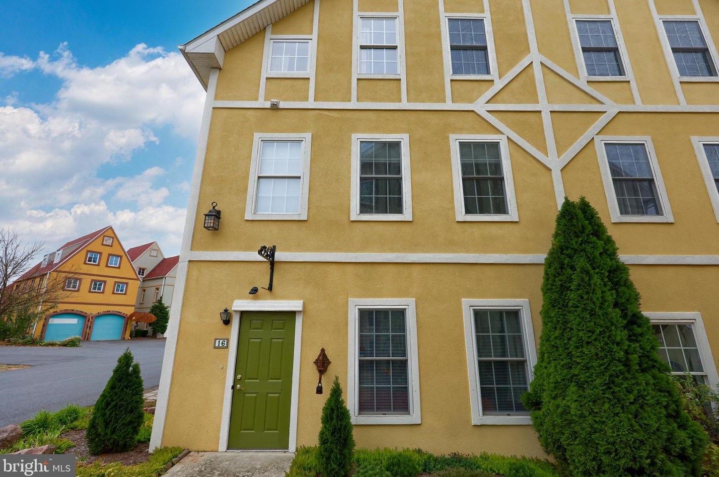 16 S Village Cir, Swartzville, PA 17569