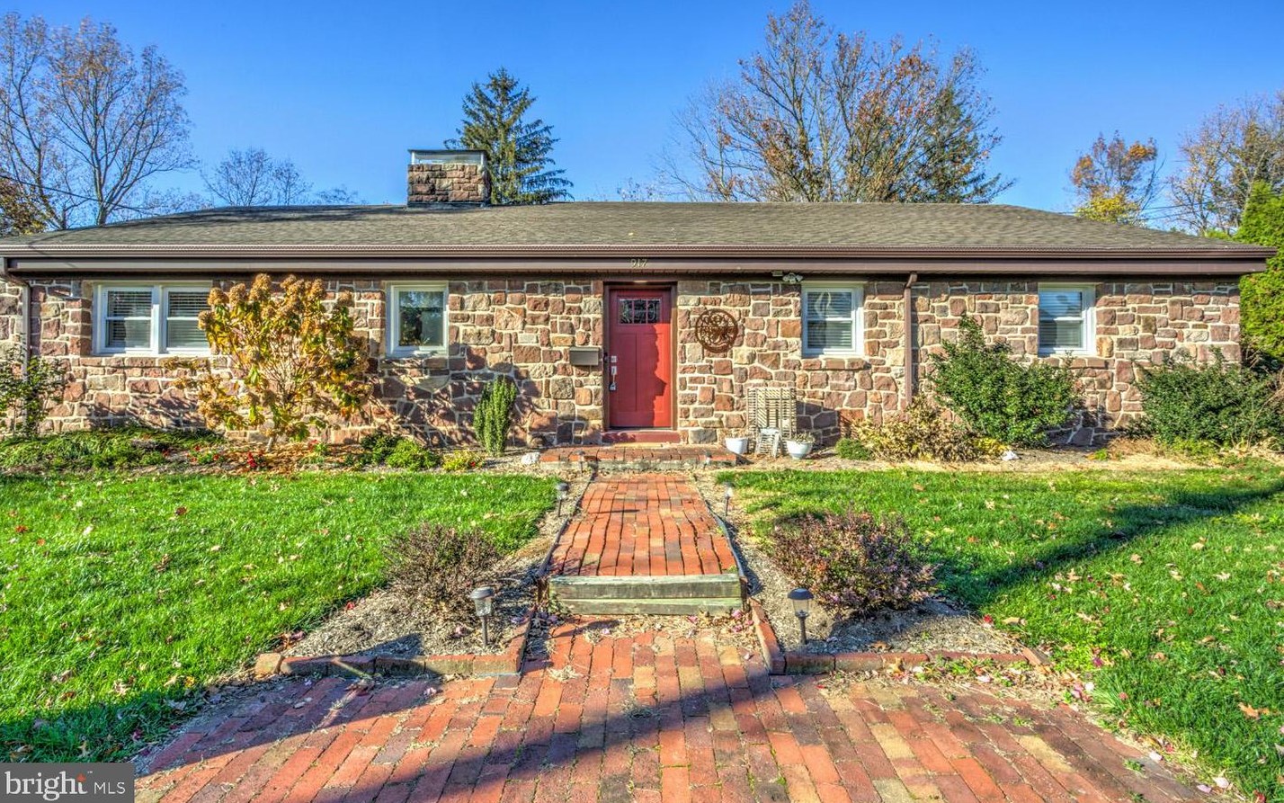 917 Eshelman Dr, Akron, PA 17501