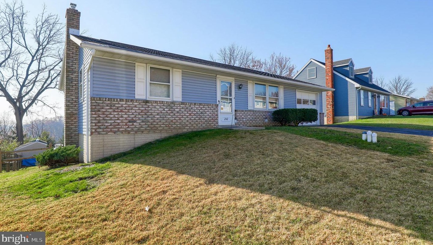 242 Boomerang Dr, Ephrata, PA 17522