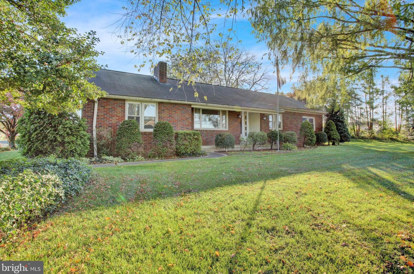 3 Oak Ln, Schoeneck, PA 17578-9706