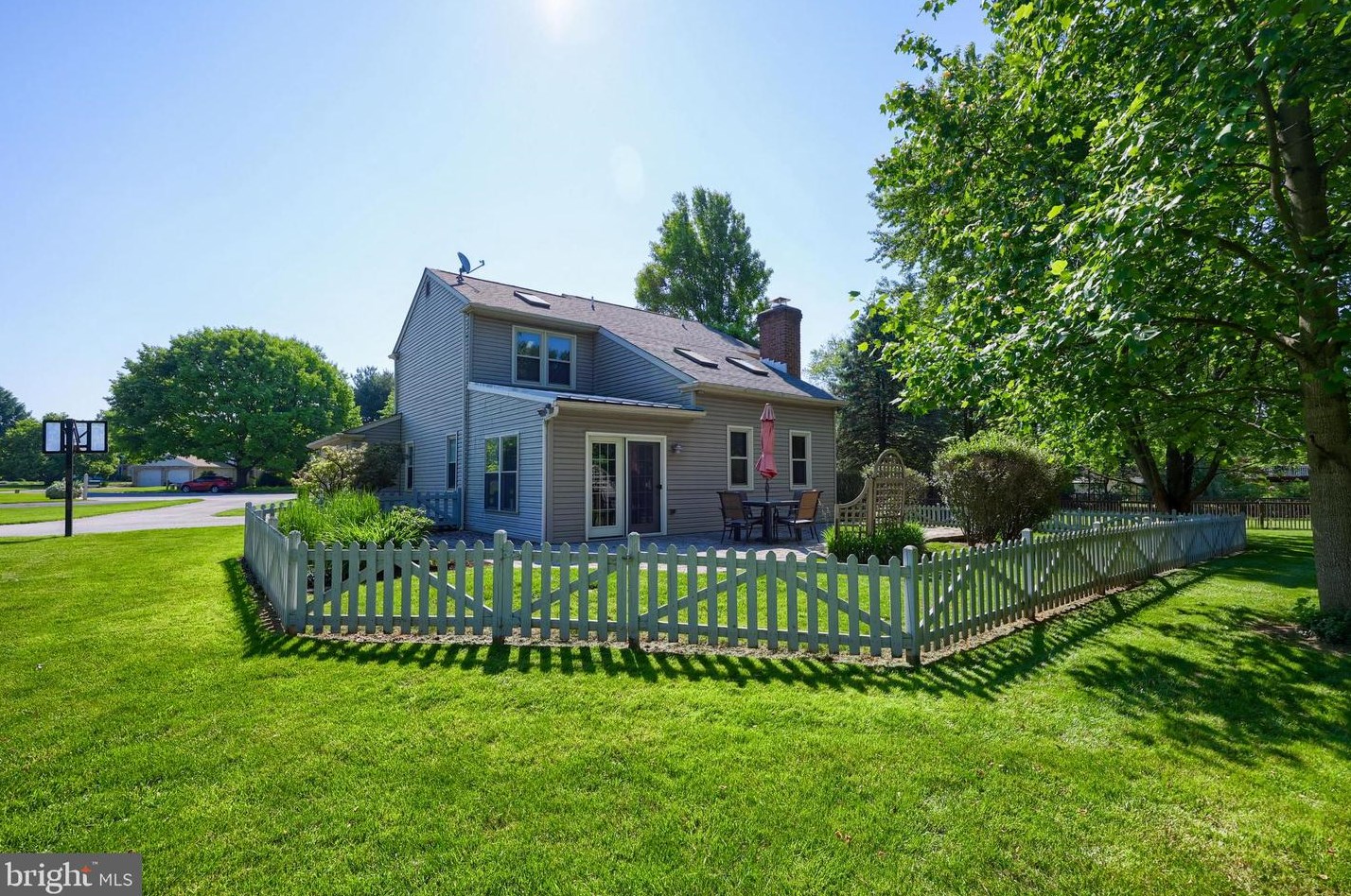 1517 Edinborough Cir, Landisville PA  17538-1364 exterior