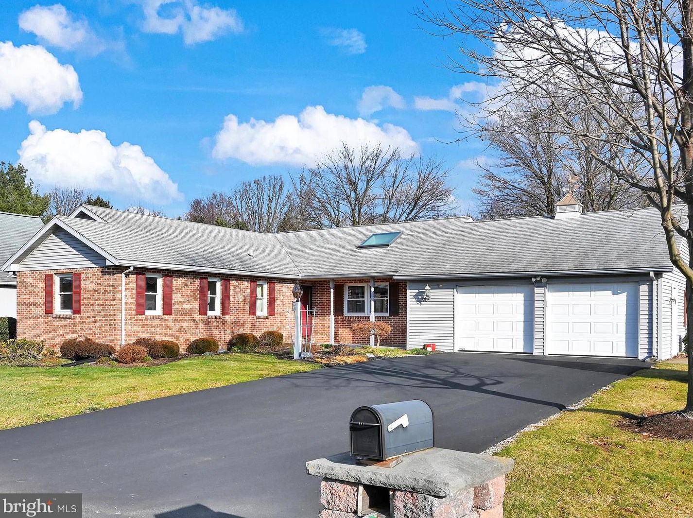 425 Countryside Dr, Ephrata, PA 17522