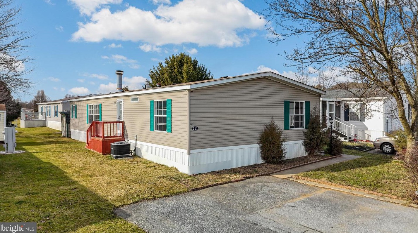 211 Fawn Meadow Xing, Lancaster PA  17603-2193 exterior