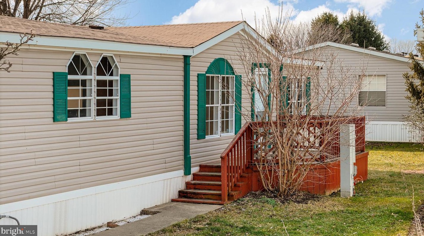 211 Fawn Meadow Xing, Lancaster PA  17603-2193 exterior