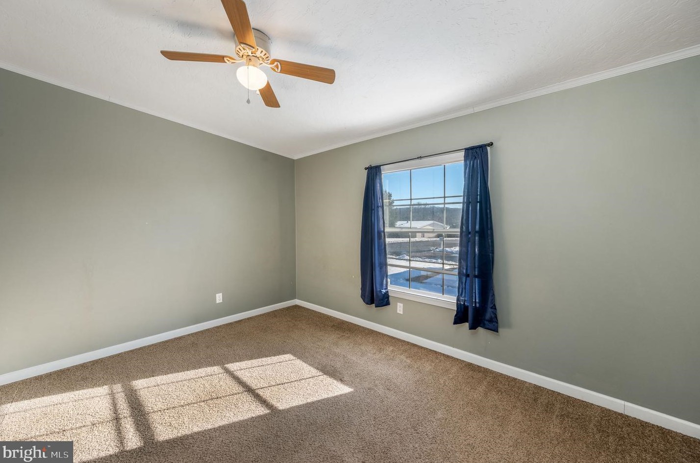 211 Fawn Meadow Xing, Lancaster PA  17603-2193 exterior