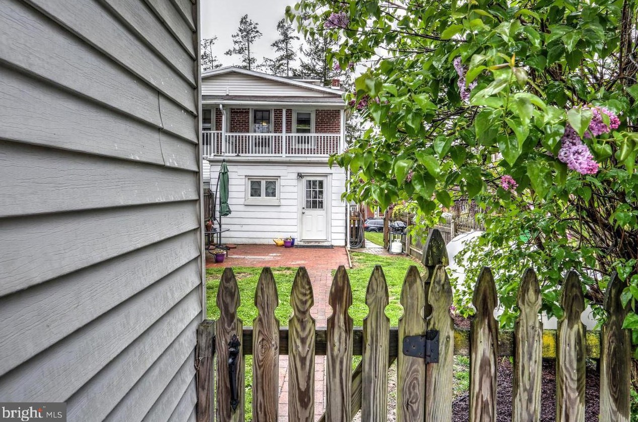 465 State St, Ephrata PA  17522-2104 exterior