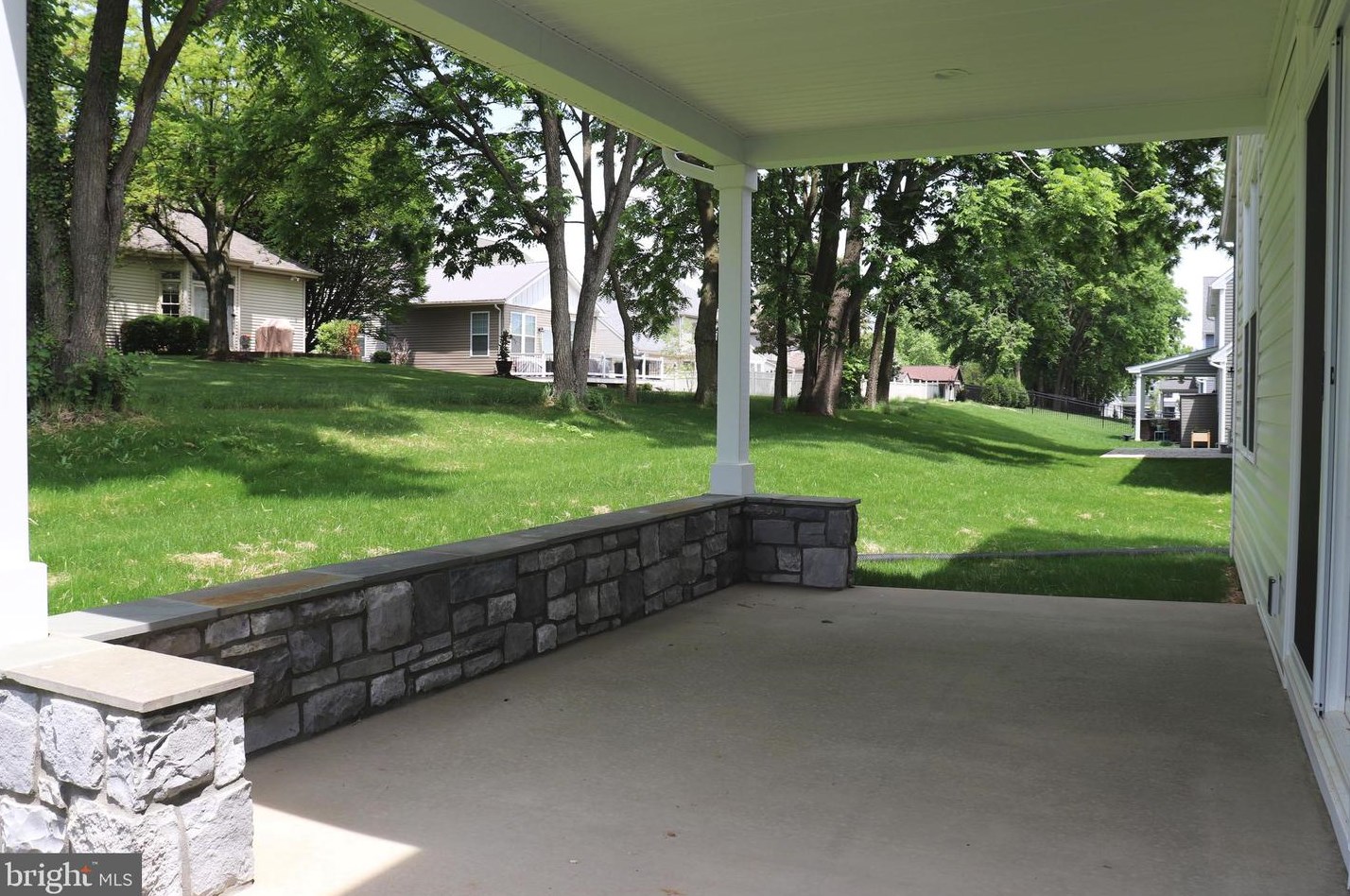 1064 Greenview Dr, Lancaster PA  17601-4998 exterior