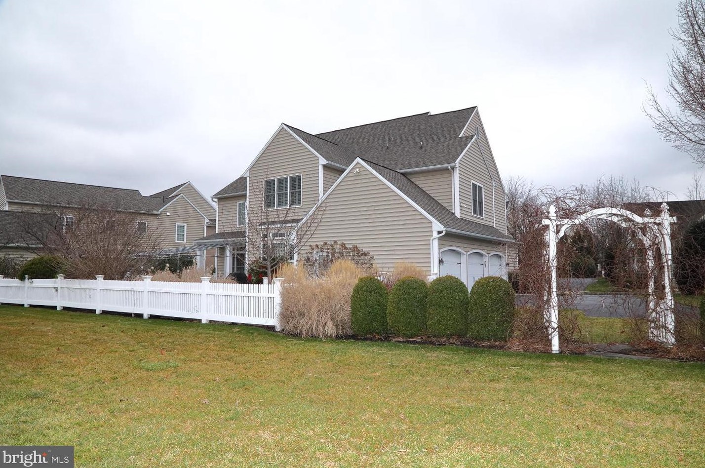 1420 Banner Dr, Lancaster PA  17601-4580 exterior