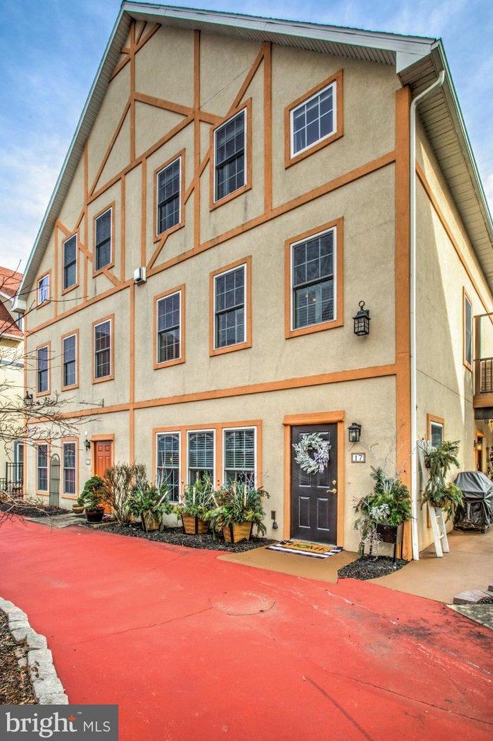 17 S Village Cir, Swartzville, PA 17569
