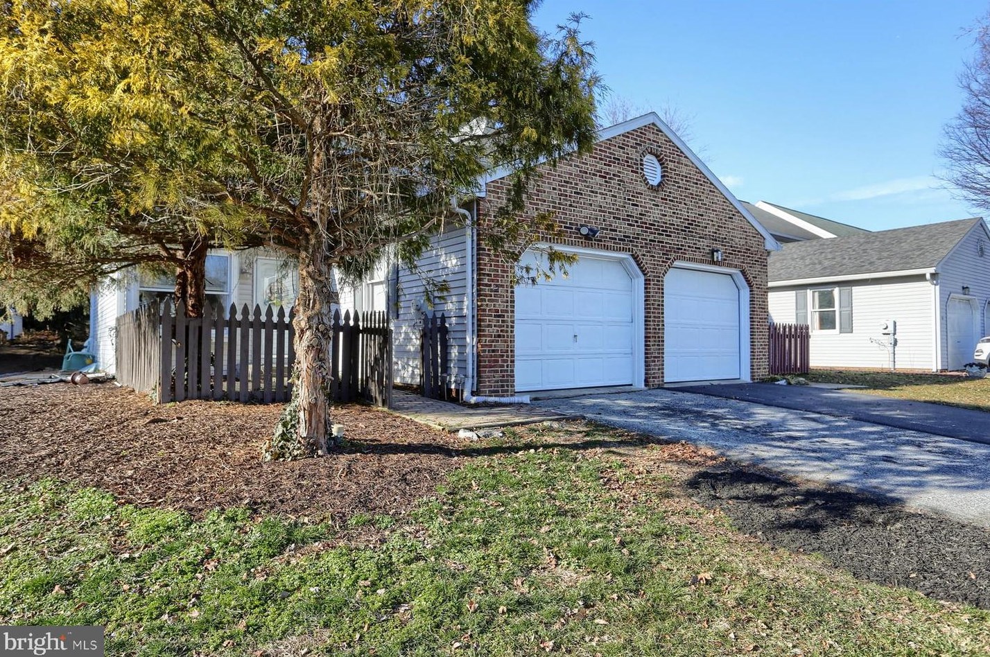 12 Townsend Ct, Lancaster PA  17603-6797 exterior