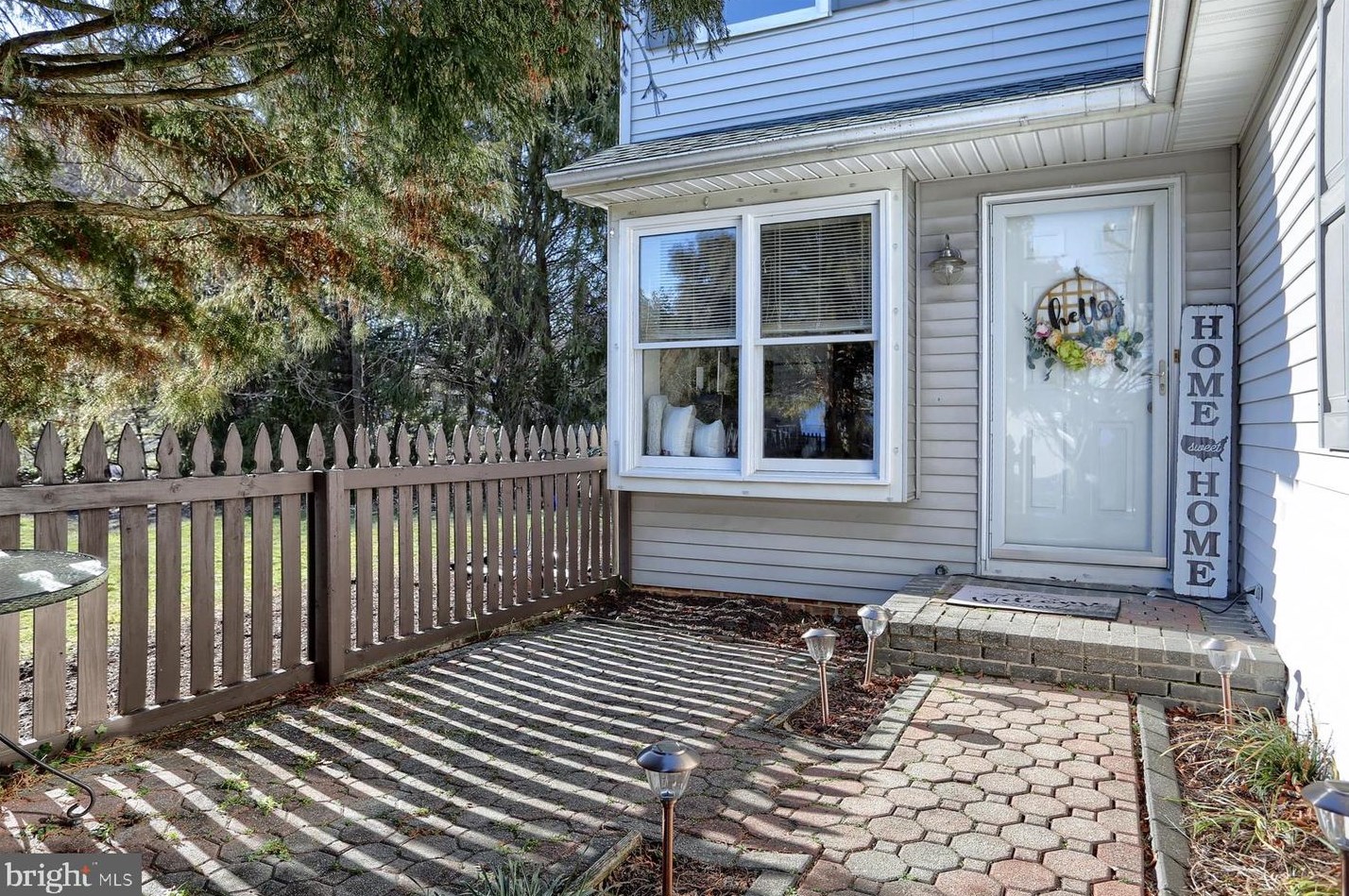 12 Townsend Ct, Lancaster PA  17603-6797 exterior