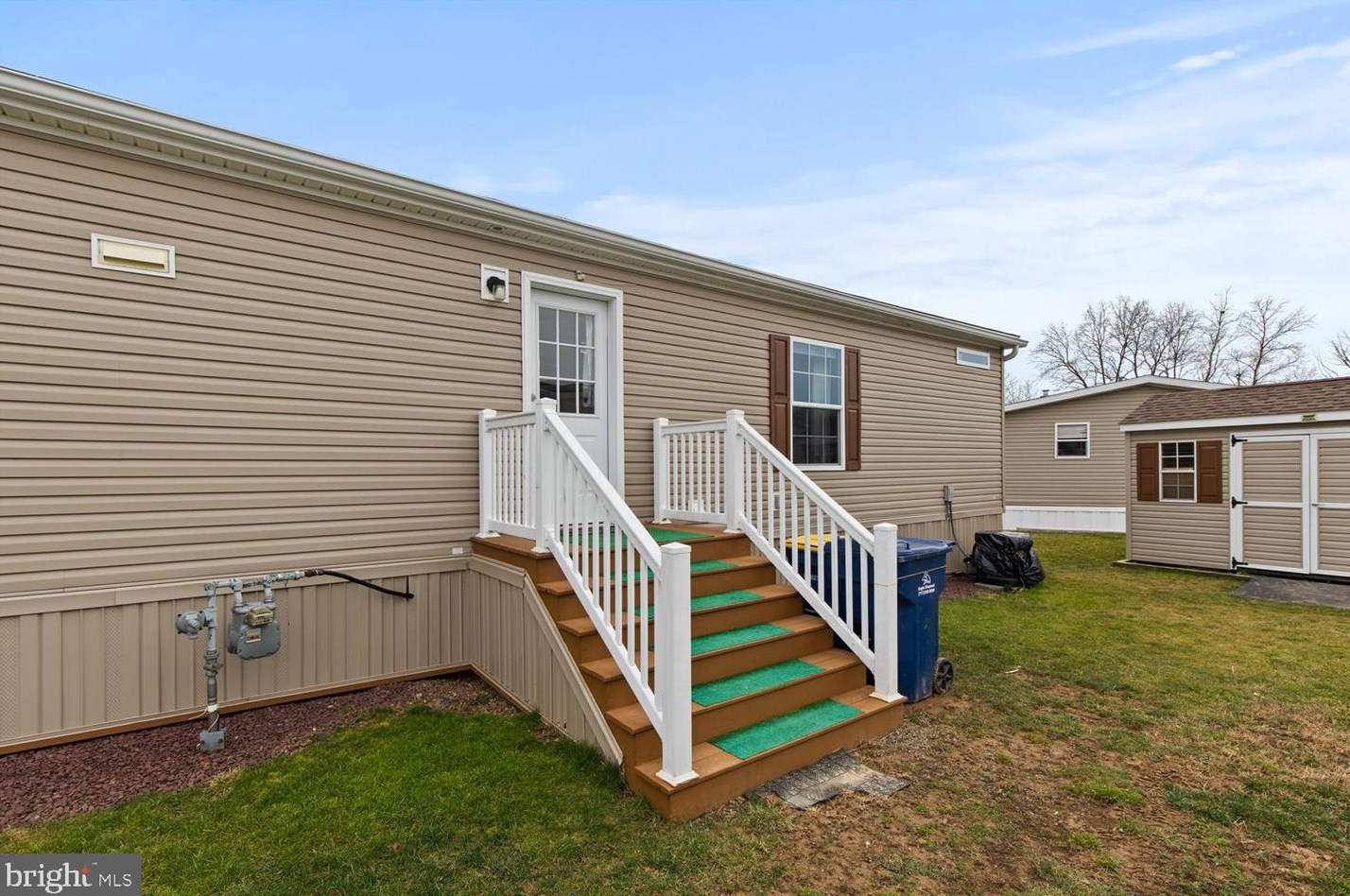 3 Amber Cir, Groffdale PA  17557-8717 exterior