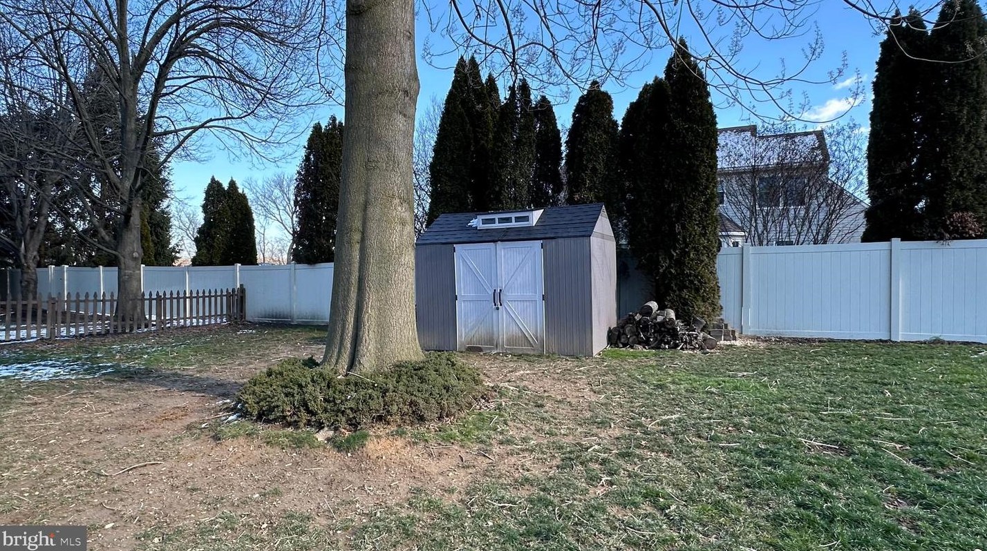 209 Southridge Dr, Lancaster PA  17602-4154 exterior