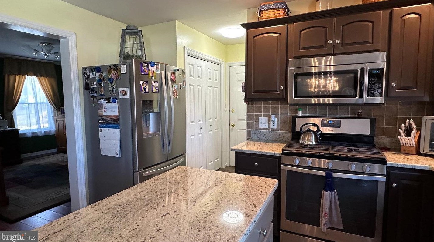 209 Southridge Dr, Lancaster PA  17602-4154 exterior