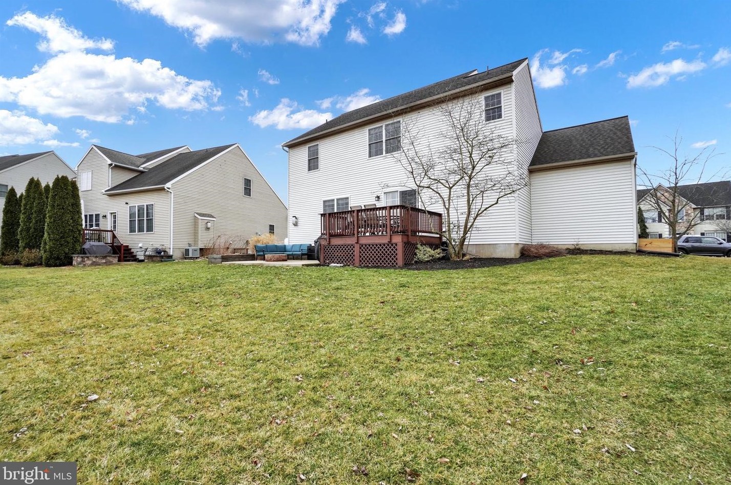 83 Bloomfield Dr, Ephrata PA  17522-9168 exterior