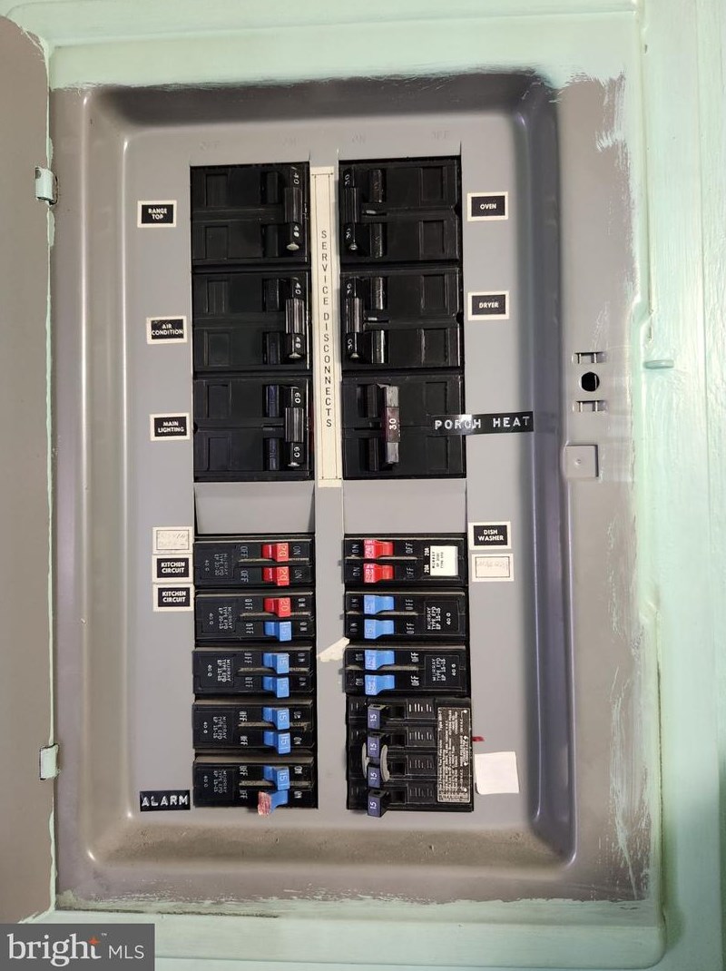 1904 Rockford Ln, Lancaster PA  17601-4922 exterior