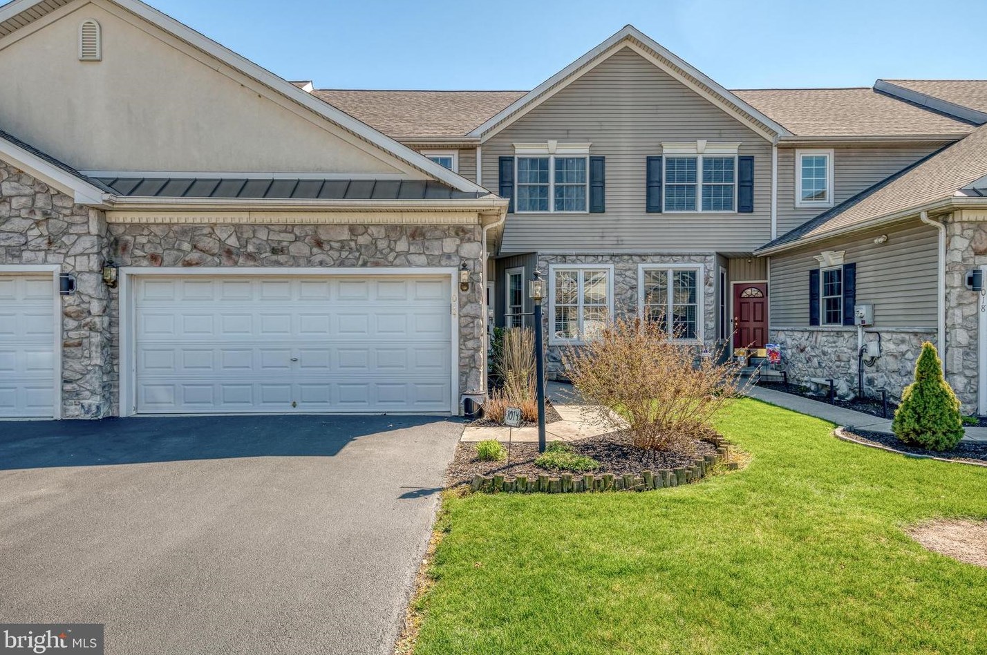 1014 Hammon Ave, Ephrata PA  17522-1896 exterior
