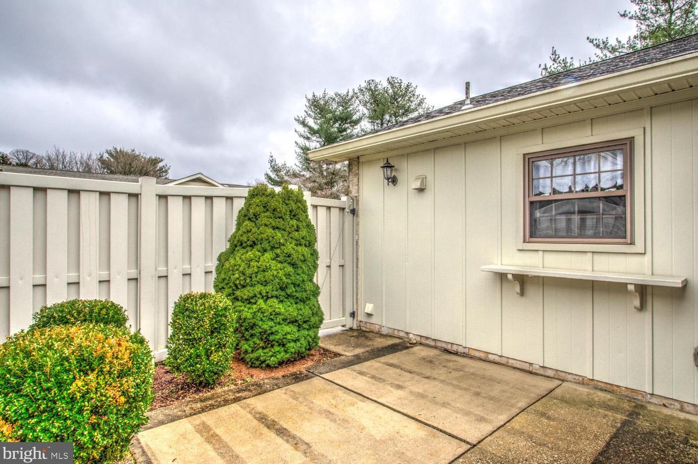 322 Valleybrook Dr, Lancaster PA  17601-4633 exterior