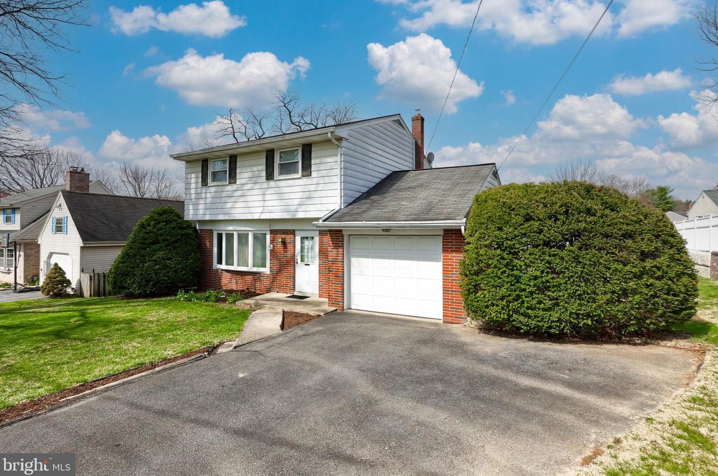 1036 Hermosa Ave, Lancaster, PA 17601-1524
