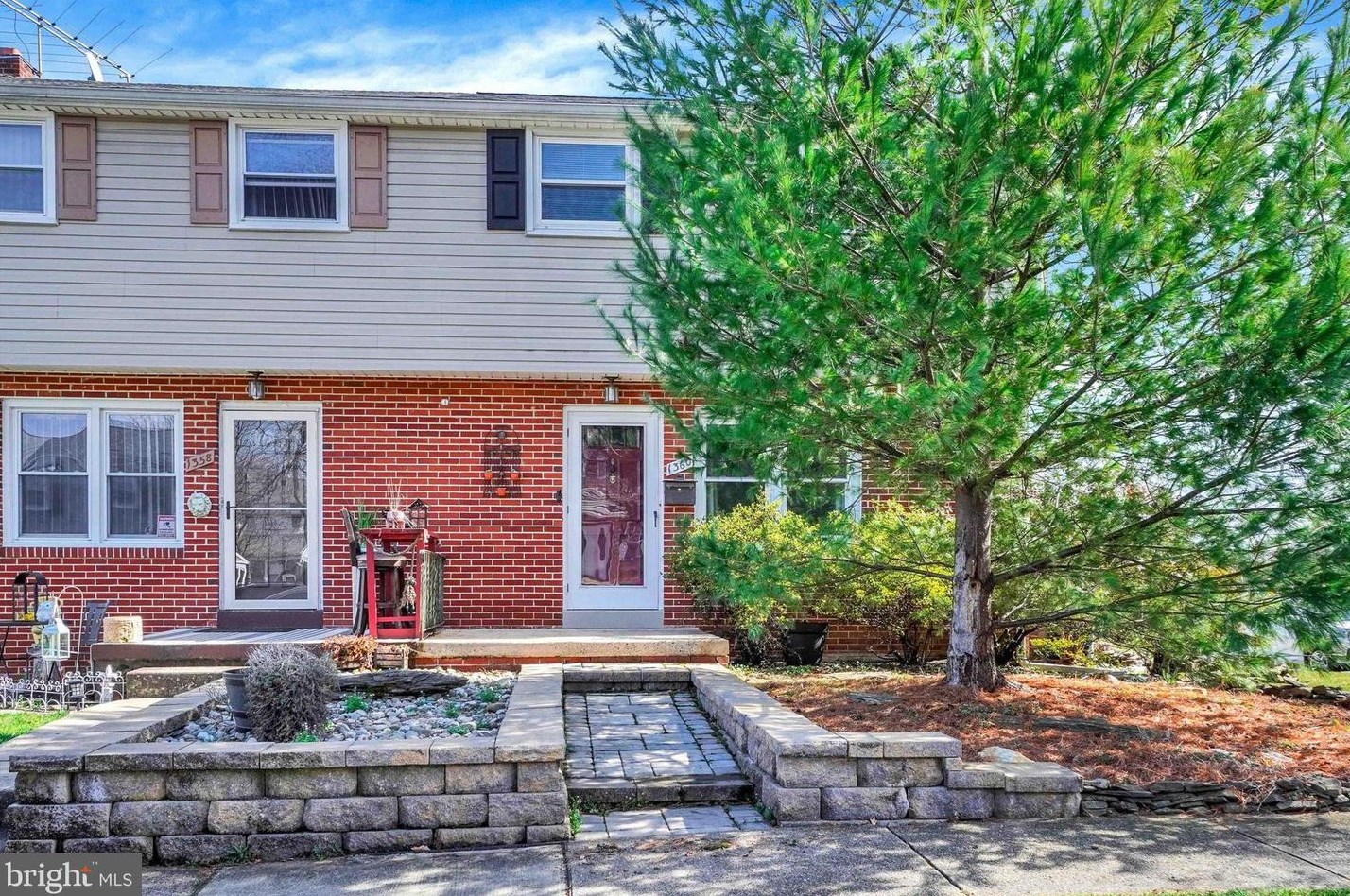 1360 Calvert Ln, Lancaster, PA 17603