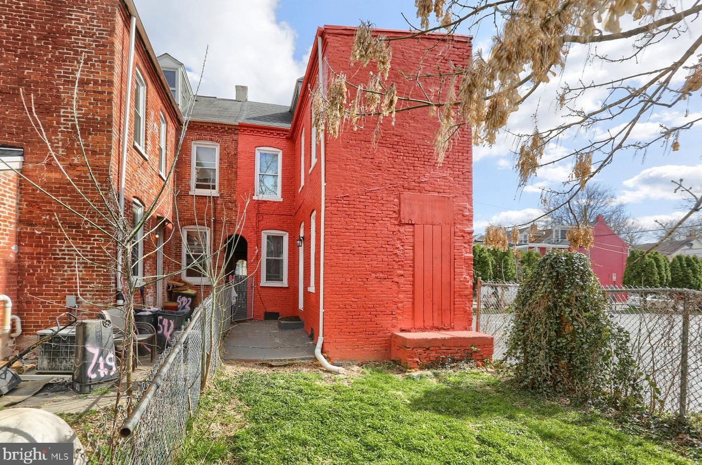 544 Locust St, Lancaster PA  17602-4426 exterior