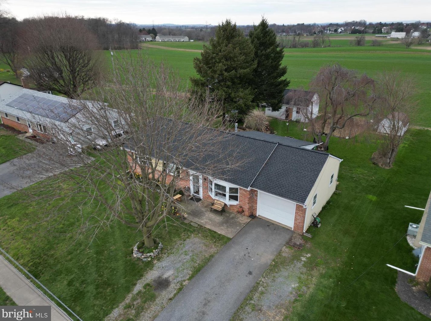 1745 Pioneer Rd, Lancaster, PA 17602-1515