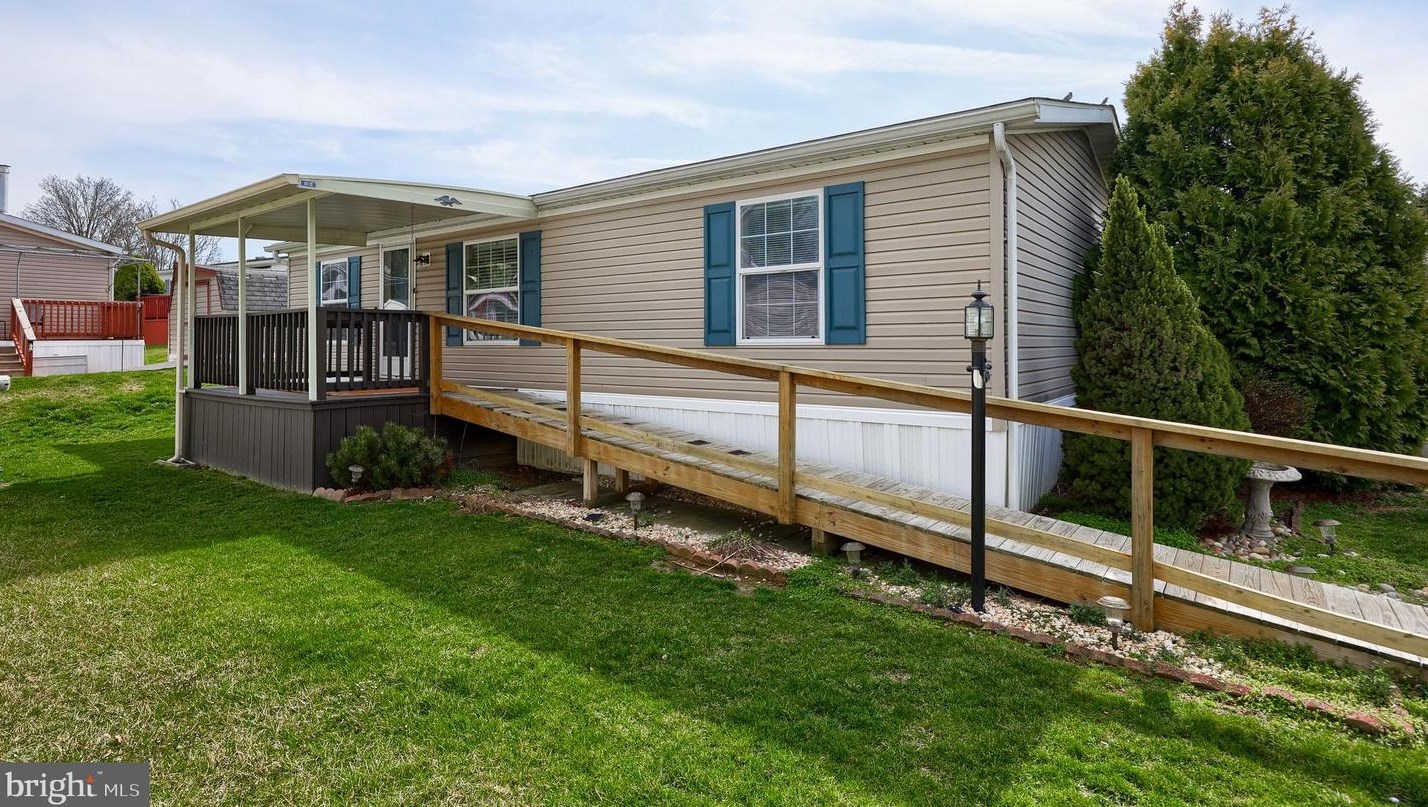 204 Bent Pine Ct N, Lancaster, PA 17603