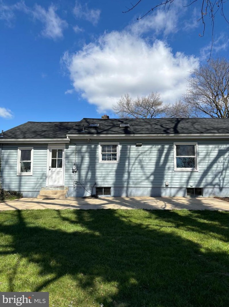 2106 Lyndell Dr, Lancaster PA  17601-5728 exterior