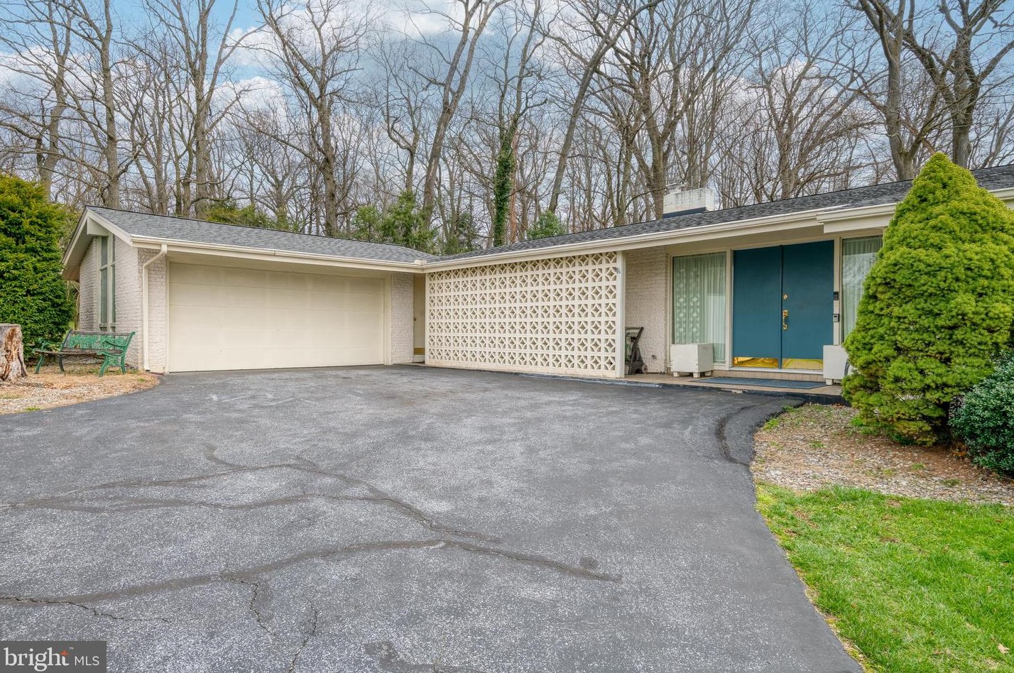 831 Hillaire Rd, Lancaster, PA 17601-2259