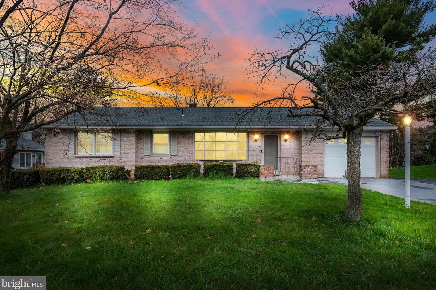 809 Eden Rd, Lancaster, PA 17601