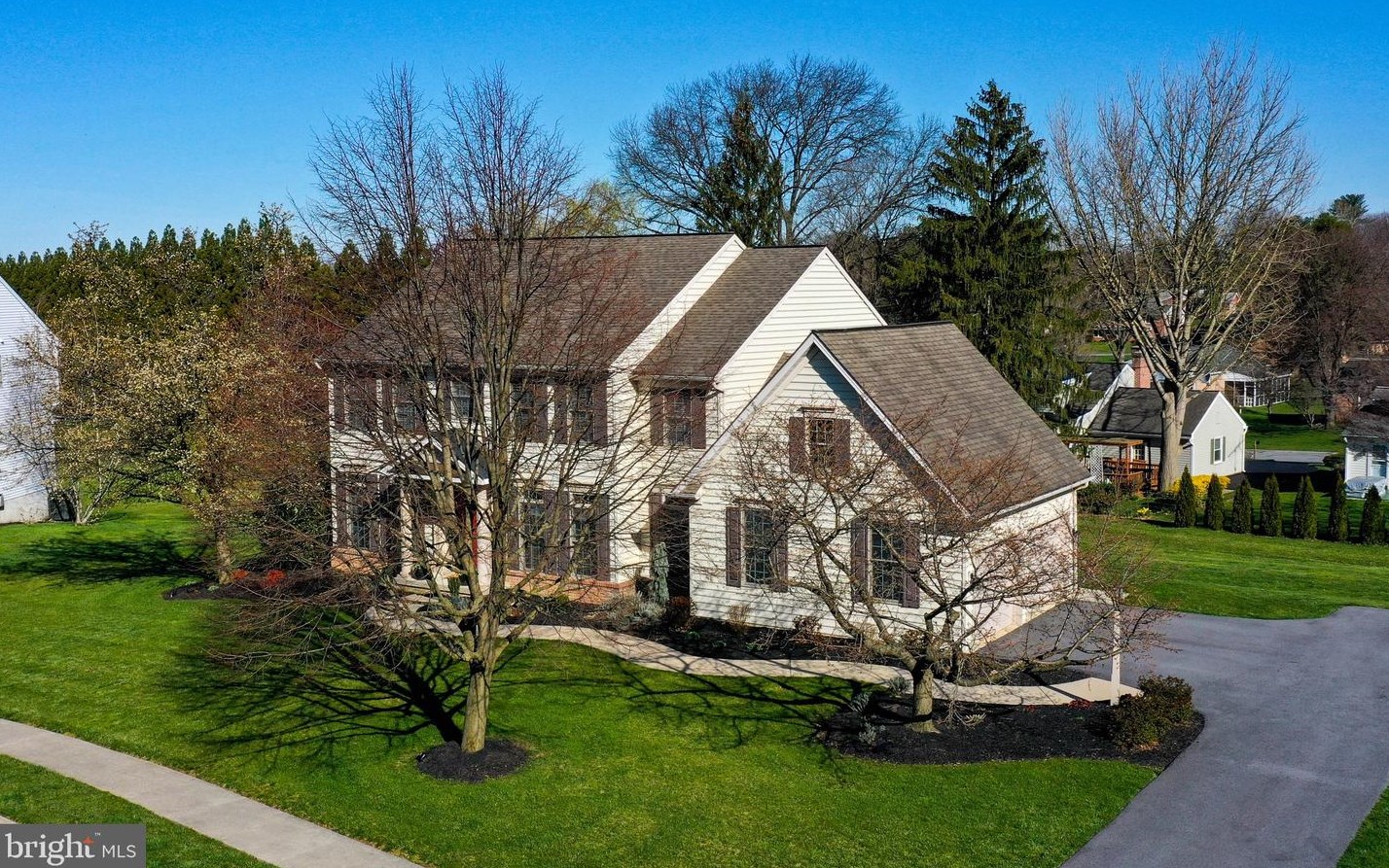 2141 Colleens Way, Lancaster PA  17601-5756 exterior