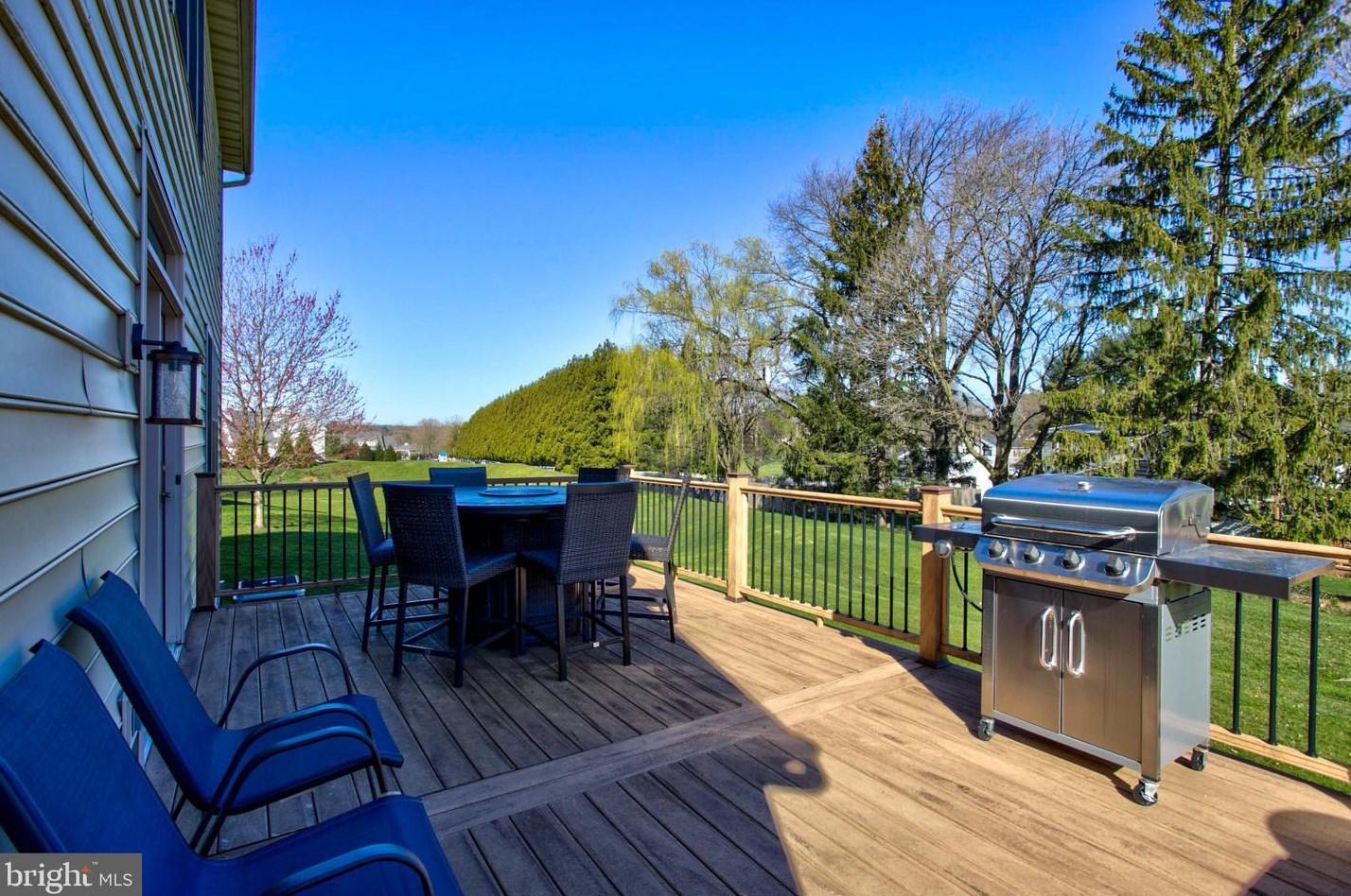 2141 Colleens Way, Lancaster PA  17601-5756 exterior