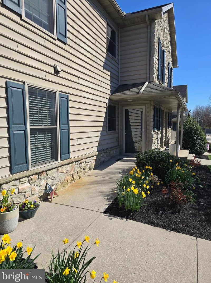 57 Midway Farms Ln, Lancaster, PA 17602-2671