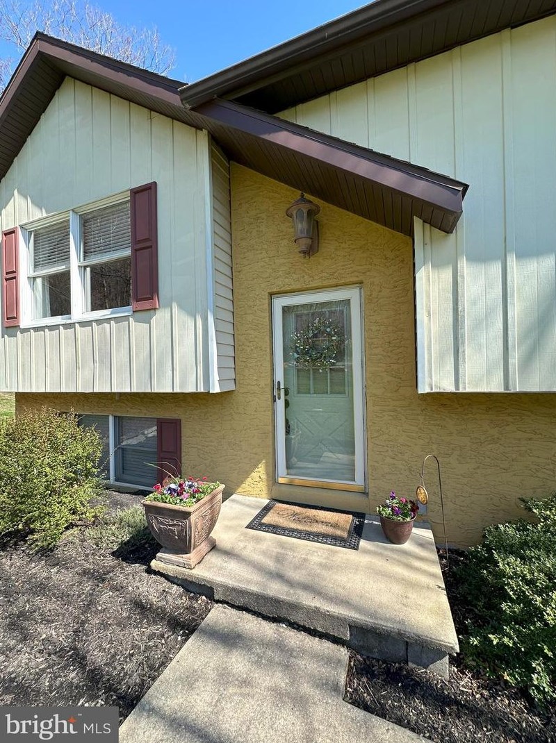935 Glorry Ln, Beartown, PA 17555-9690