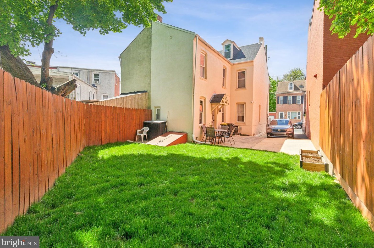 465 Plum St, Lancaster PA  17602-3709 exterior