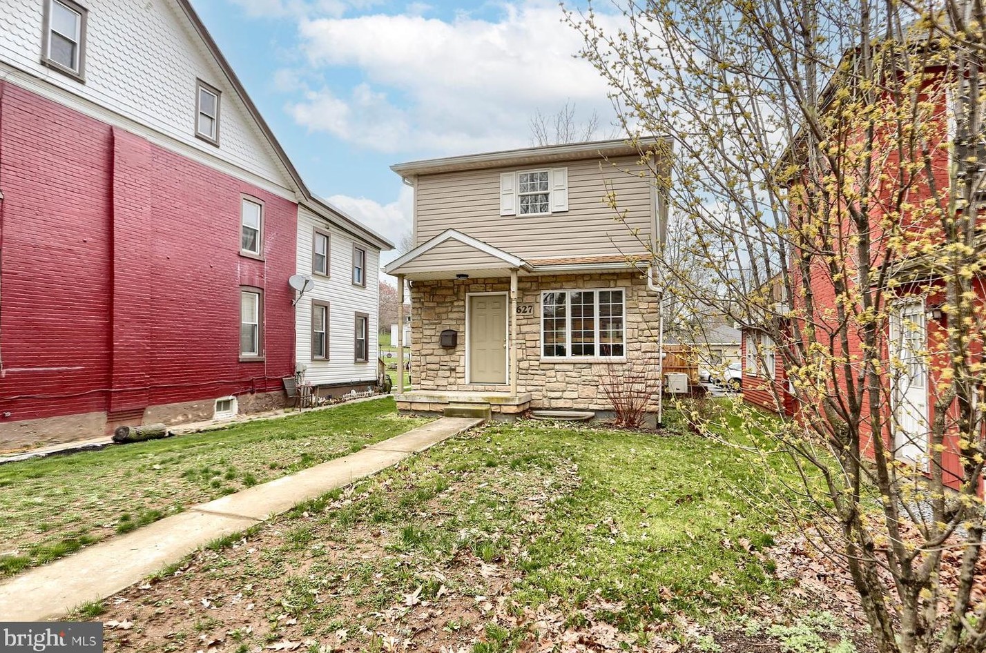 627 Main St, Ephrata PA  17522-1718 exterior