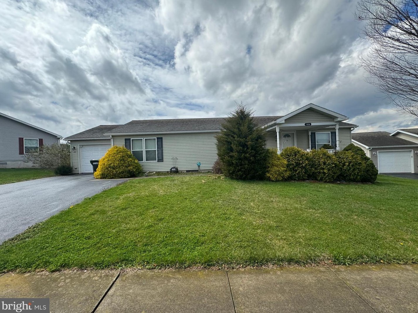 109 Homestead Dr, Schoeneck, PA 17578