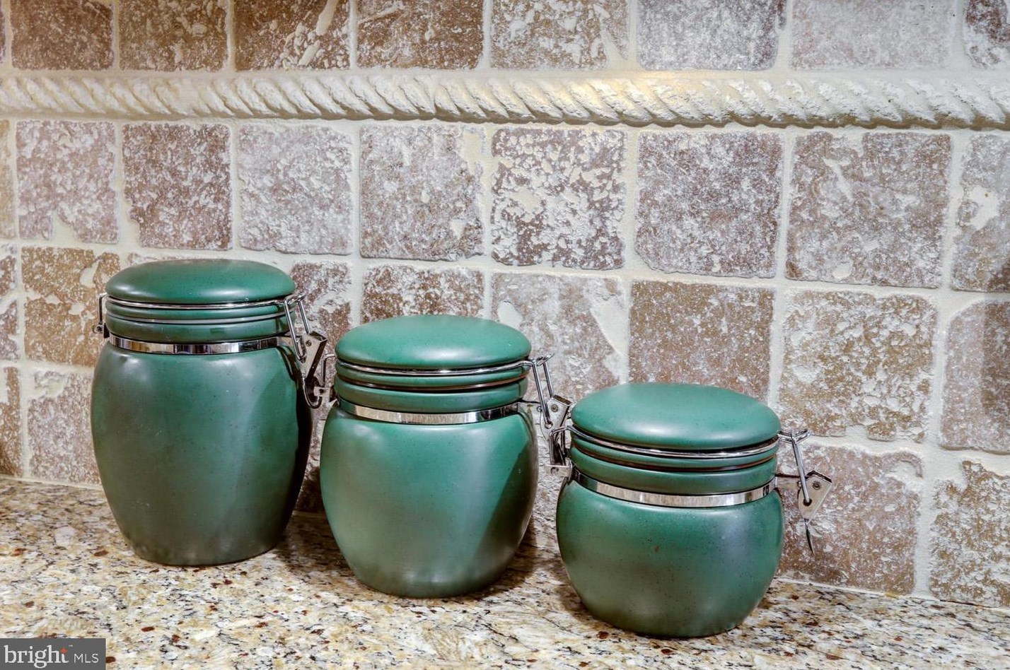 410 Valleybrook Dr, Lancaster PA  17601-4642 exterior