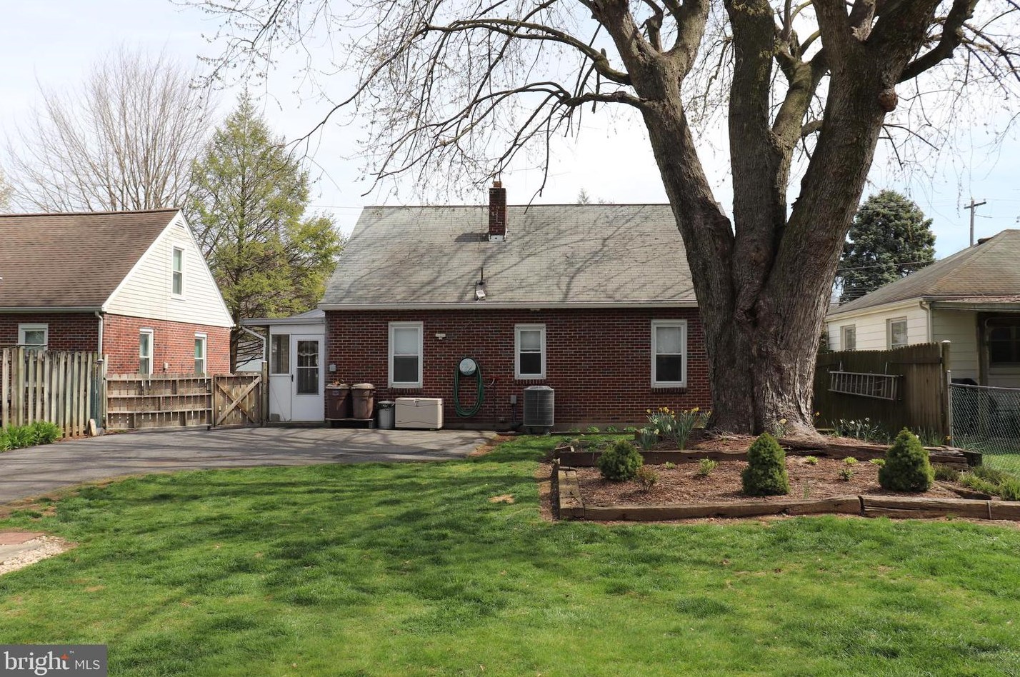 131 Old Mill Rd, Ephrata PA  17522-1810 exterior