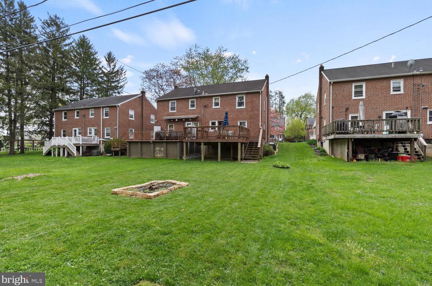 1021 Edgemoor Ct, Lancaster PA  17601-5131 exterior