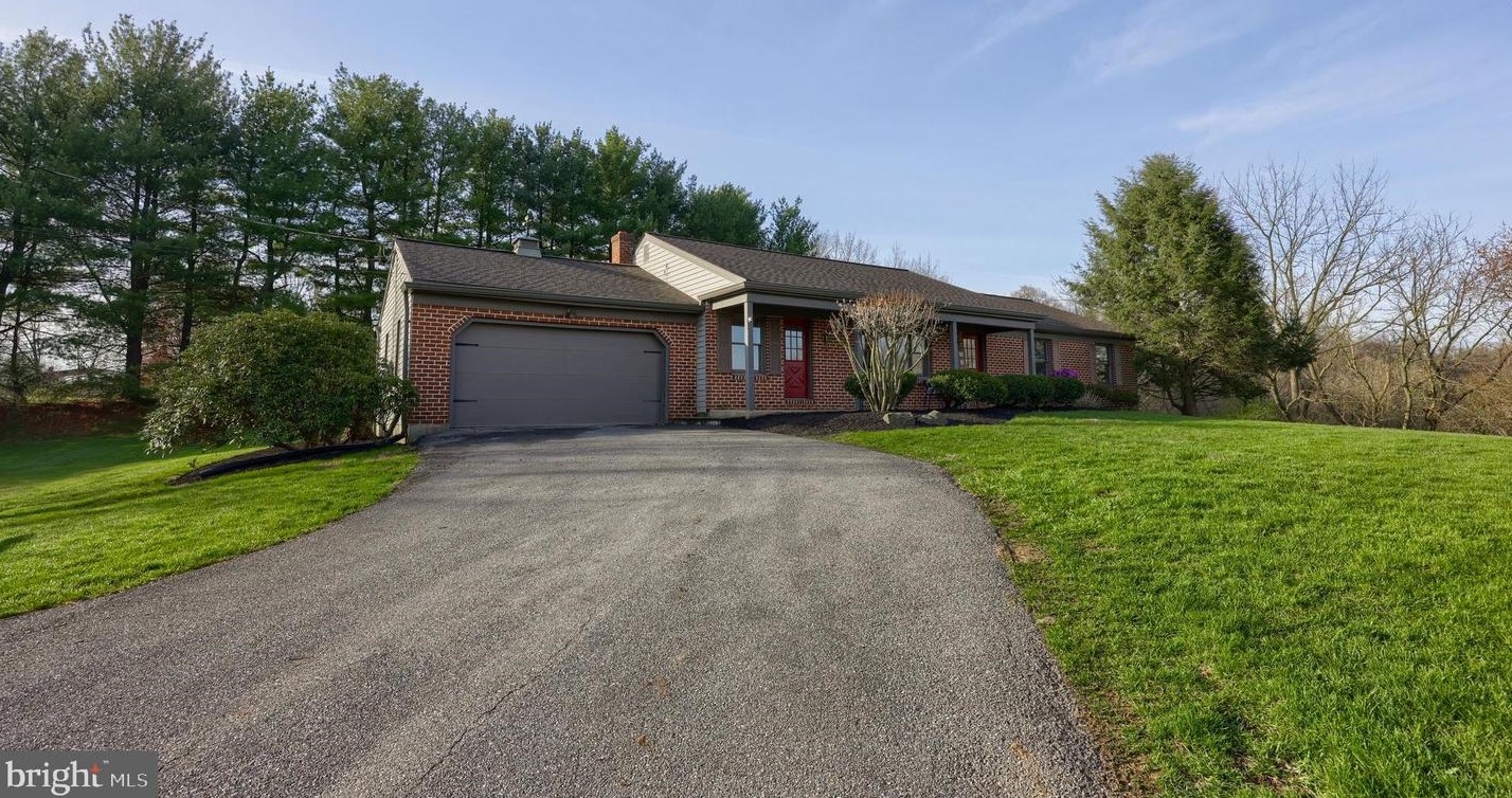 2112 Hollinger Rd, Lancaster PA  17602-4724 exterior