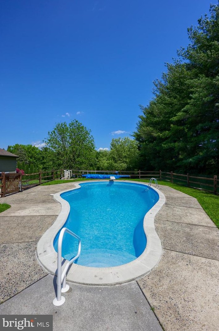 2112 Hollinger Rd, Lancaster PA  17602-4724 exterior
